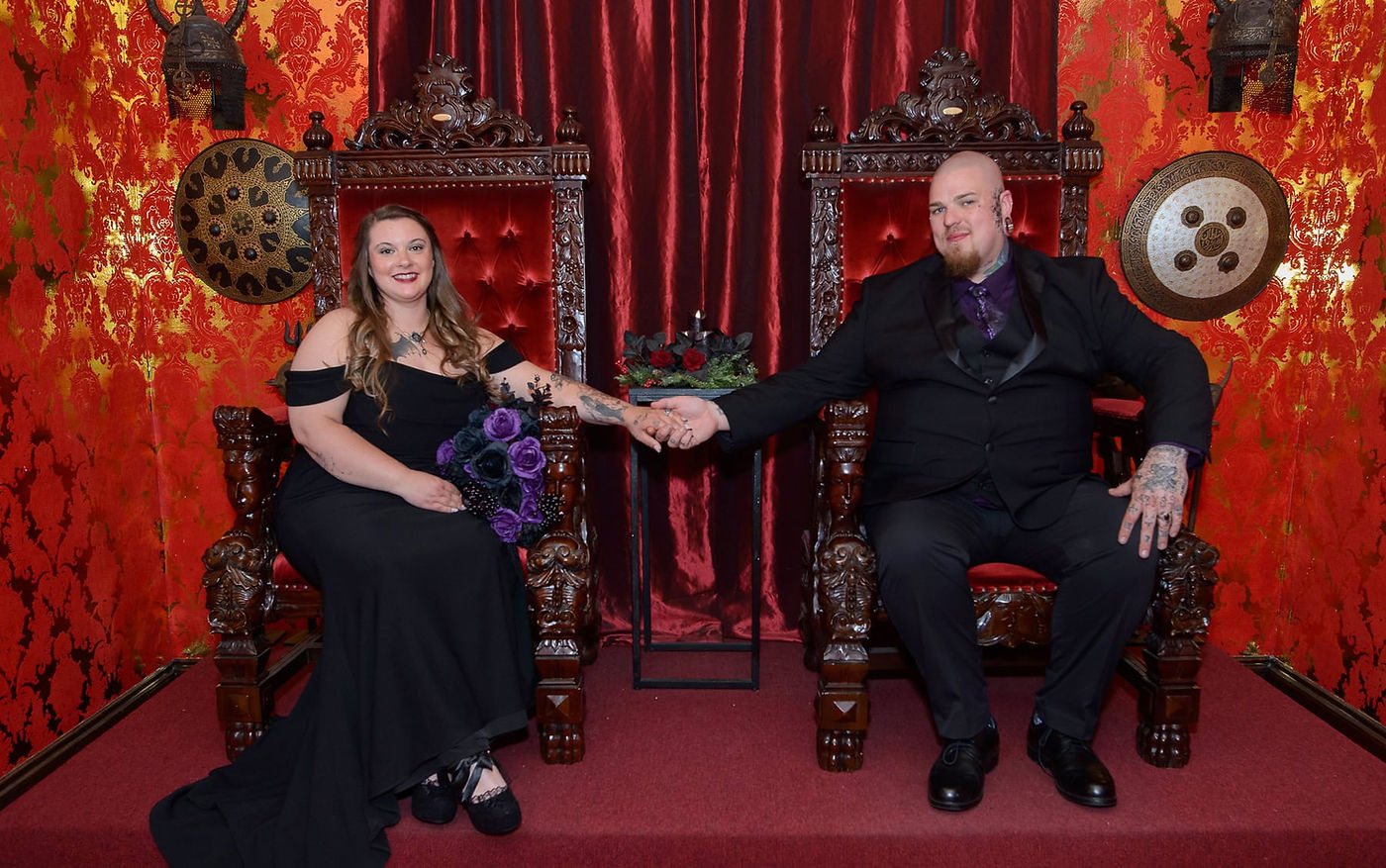 wedding-couple-pose-on-thrones-in-atanic-temple.jpg