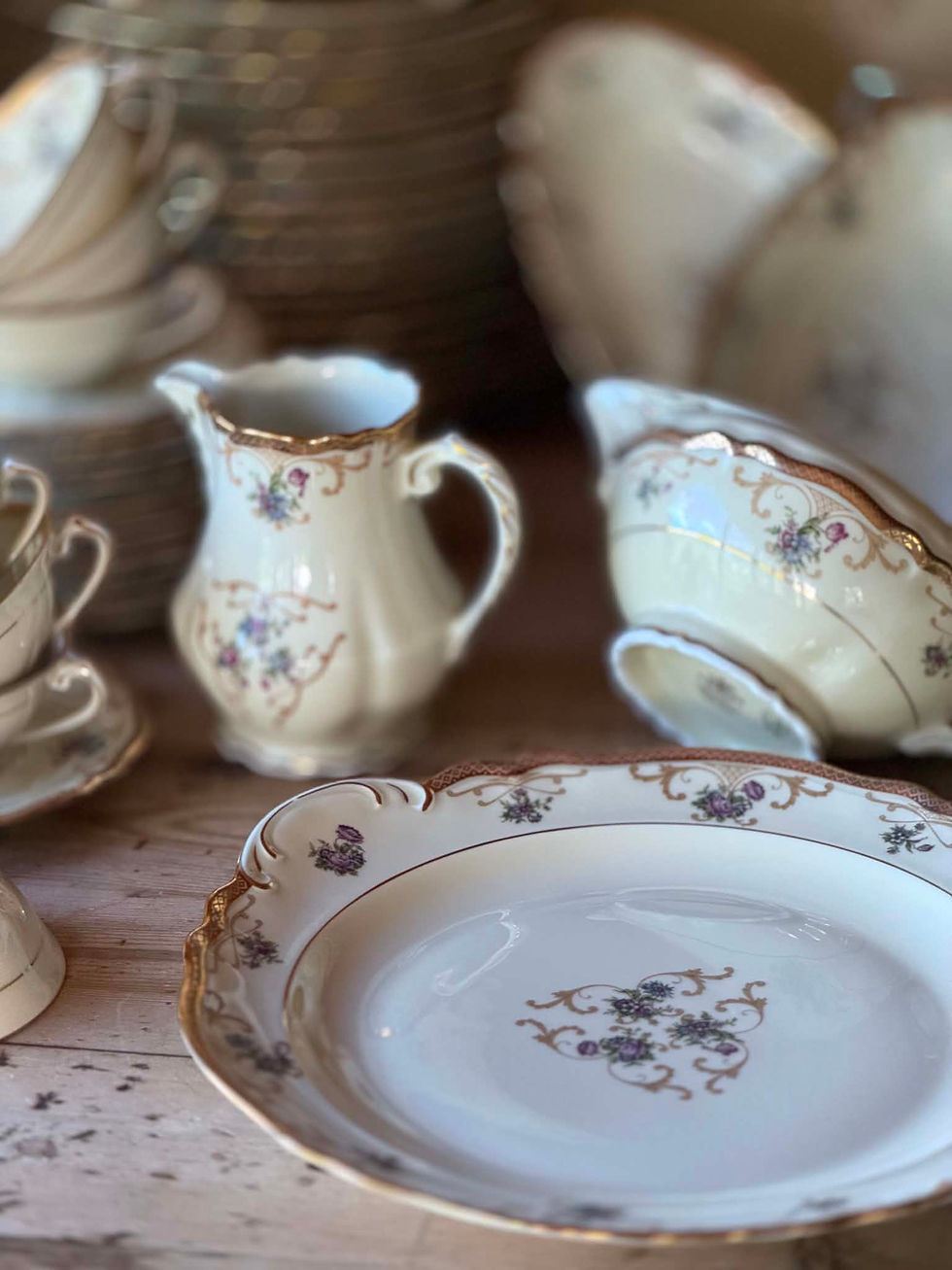 Thumbnail: Service de table 84 pièces porcelaine de Limoges 