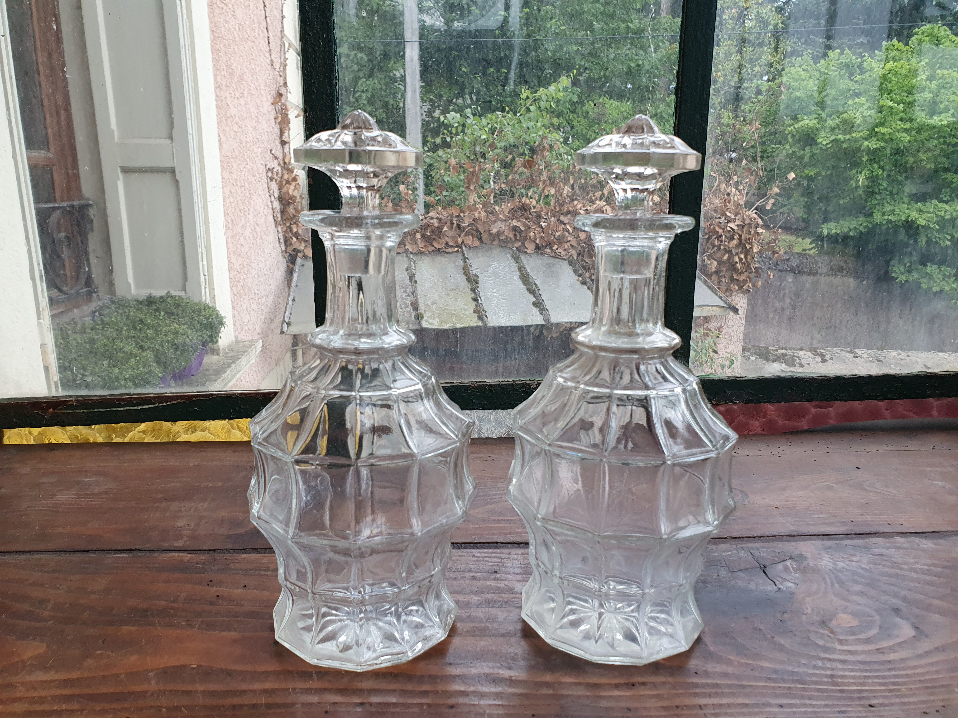 Paire de carafes en verre XIXe