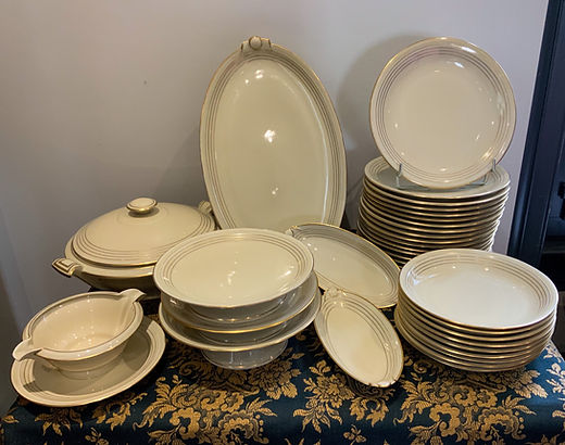 LIMOGES Service de table en porcelaine blanche à liseret or - Lot 185 LIMOGES Service de table en porcelaine blanche à liseret or - Lot 185