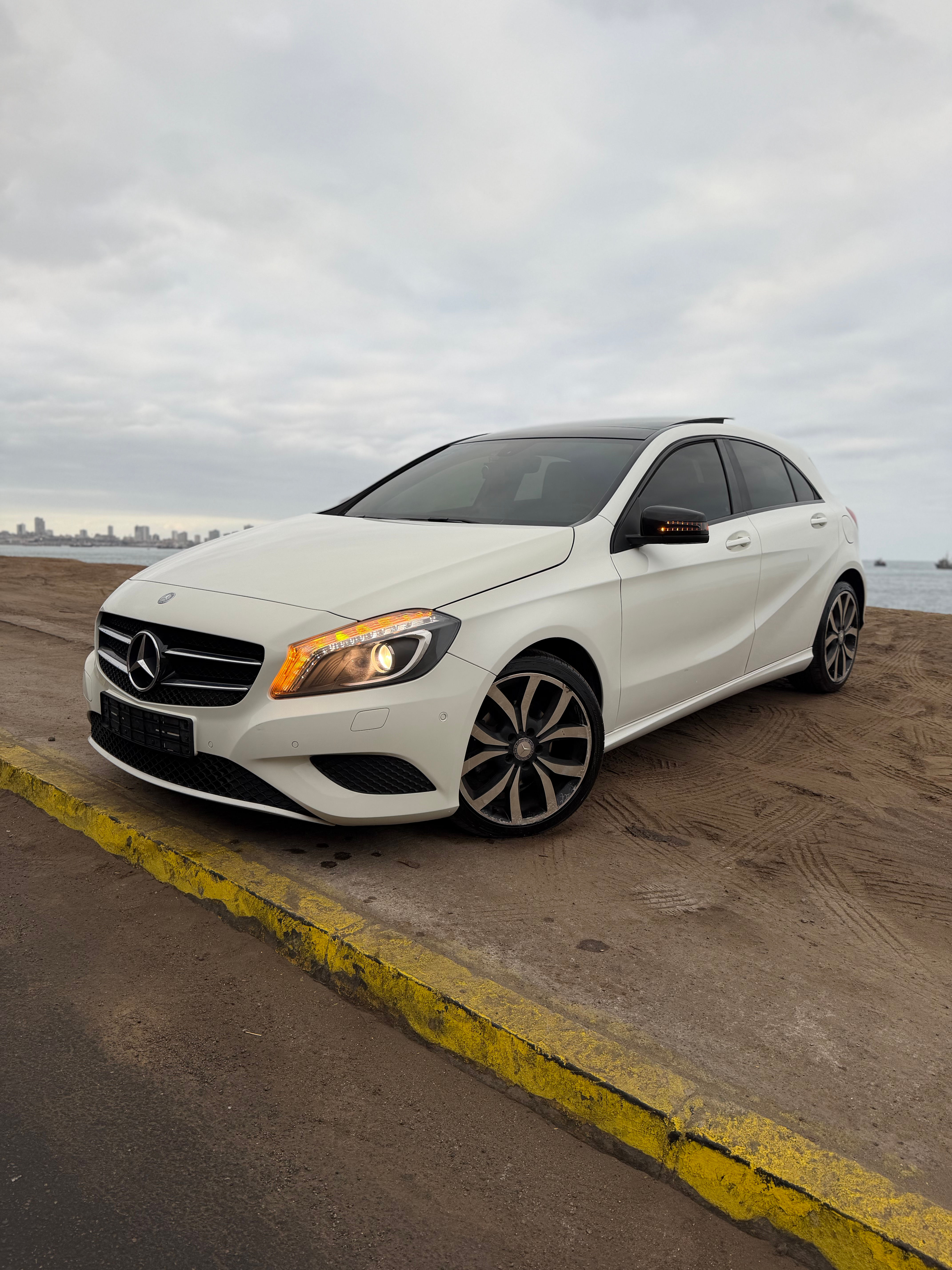 MERCEDES-BENZ A200 2014 T. DIÉSEL AT (VOLANTE ORIGINAL)