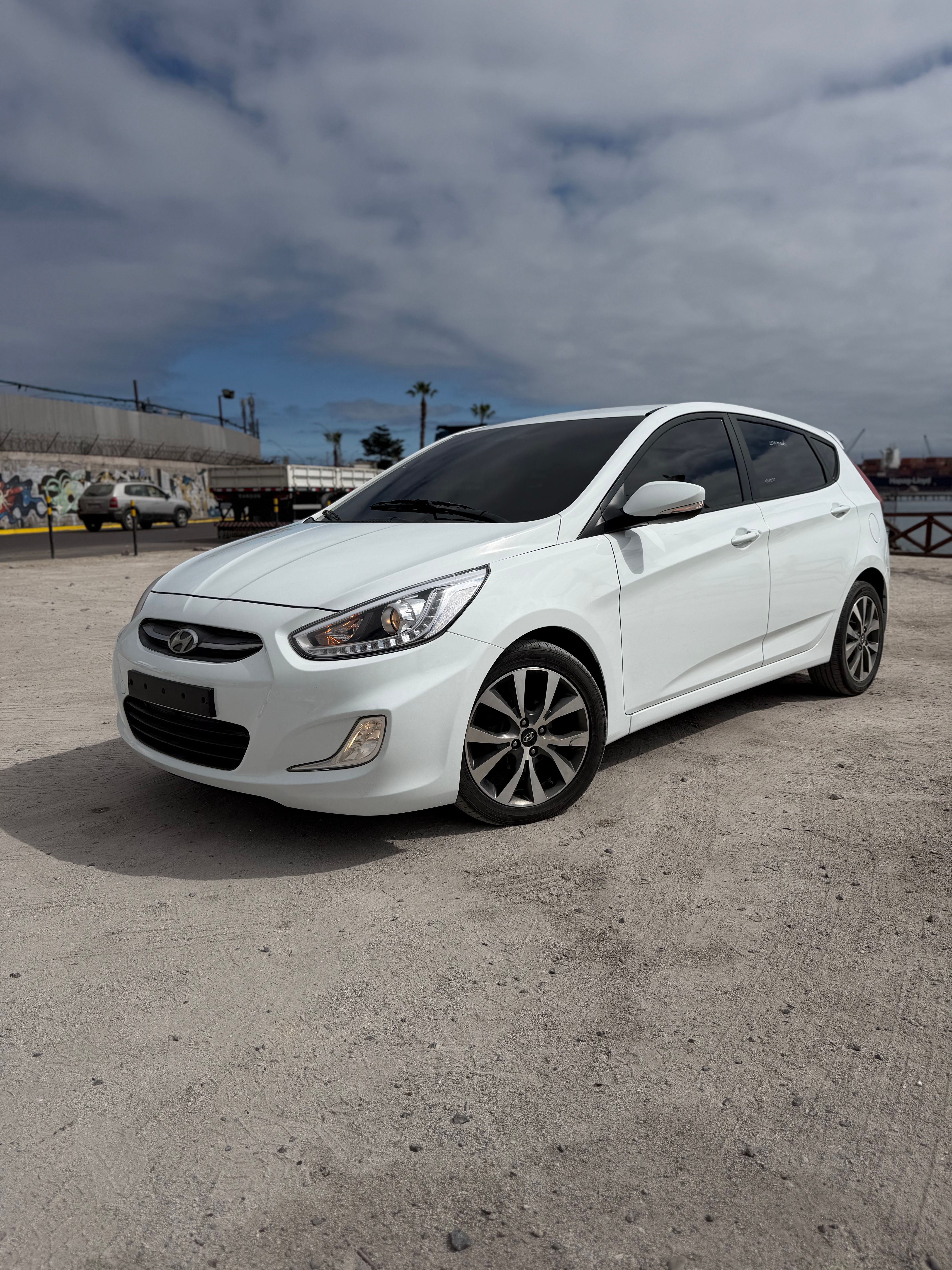 HYUNDAI ACCENT WIT 2016 T. DIÉSEL AT (VOLANTE ORIGINAL)