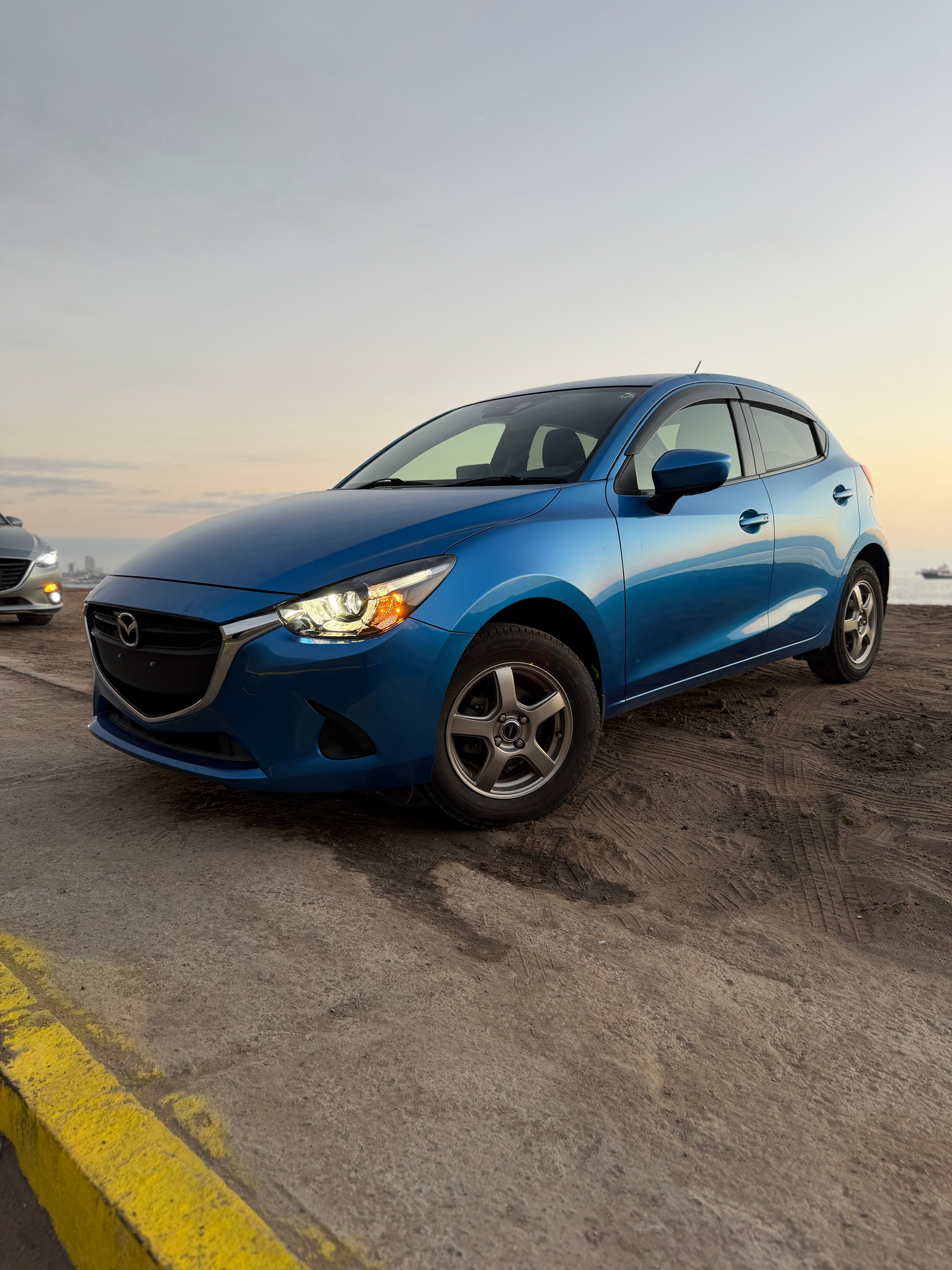 MAZDA DEMIO 4x4 2015 BENCINERO (CAMBIO LISTO)