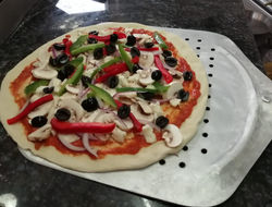 pizza vegetariana antes de hornear