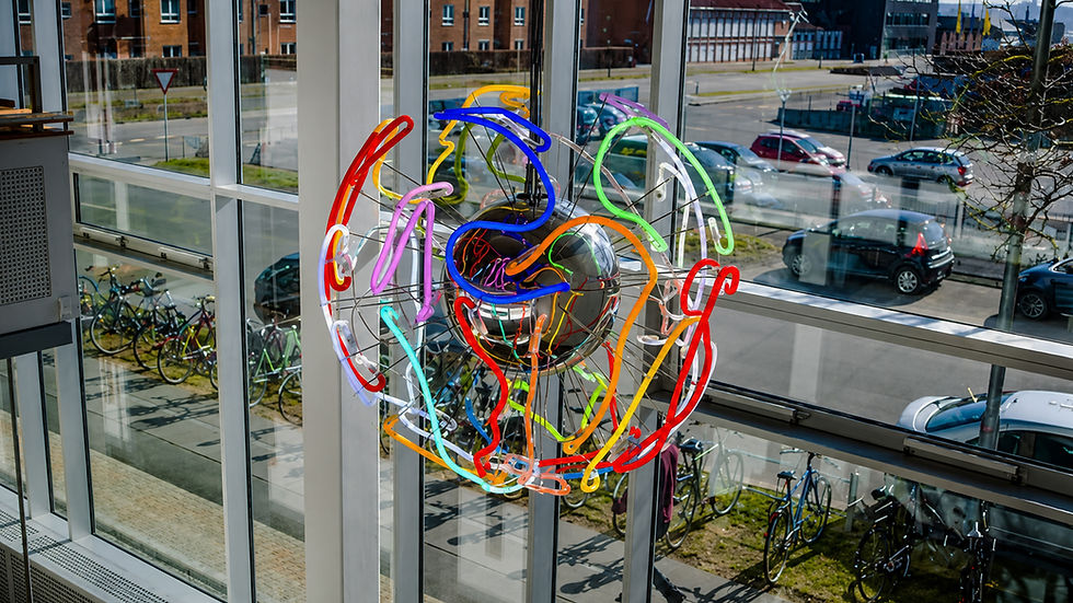 Neonkugel – Beleuchtete Lichtskulptur