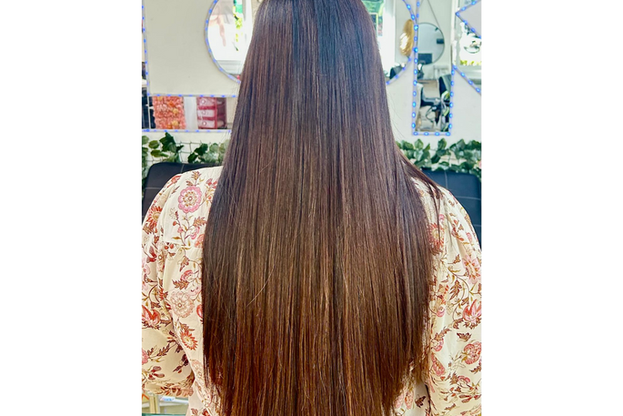 Langes glattes Haar nach einer Keratinbehandlung im Salon LOOK Infinity Beauty Basel