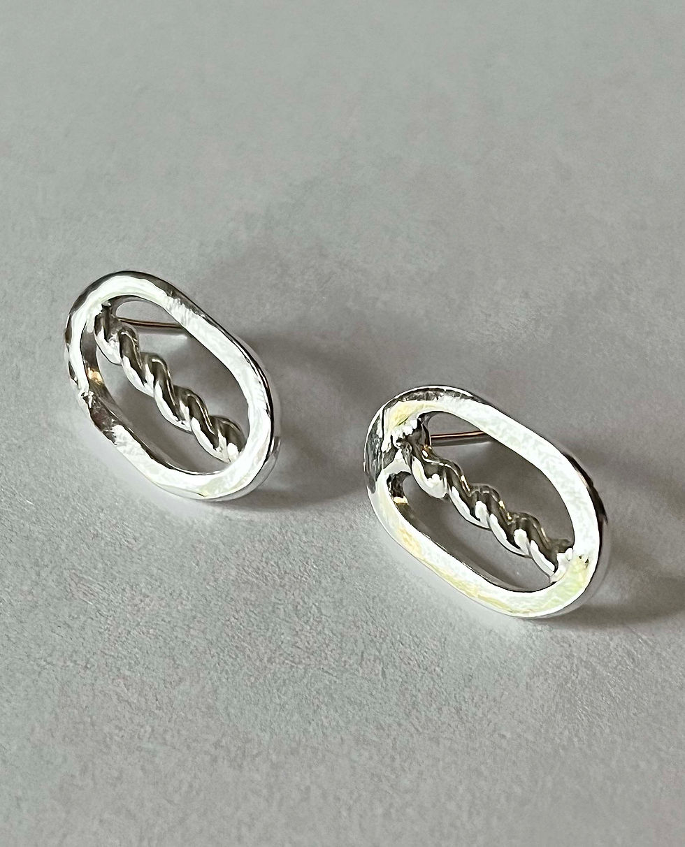 Thumbnail: Twisted bar rectangle earrings