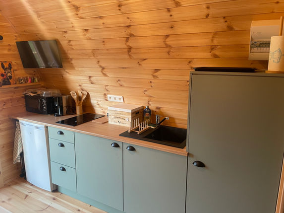 Cuisine équipée dans un petit chalet en bois