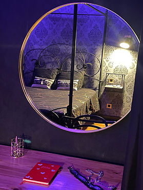 vu sur le lit à baldaquin depuis le miroir, ambiance feutré et miroir au plafond