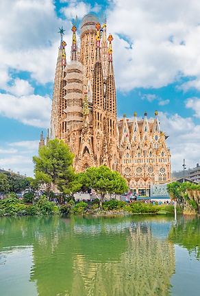sagrada-familia-hermosa-y-majestuosa-vista-al-aire-libre_edited.jpg