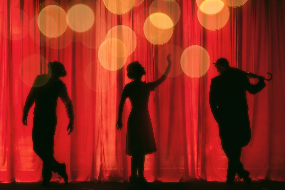 silhuetas de dois homens e uma mulher atrás de uma cortina vermelha