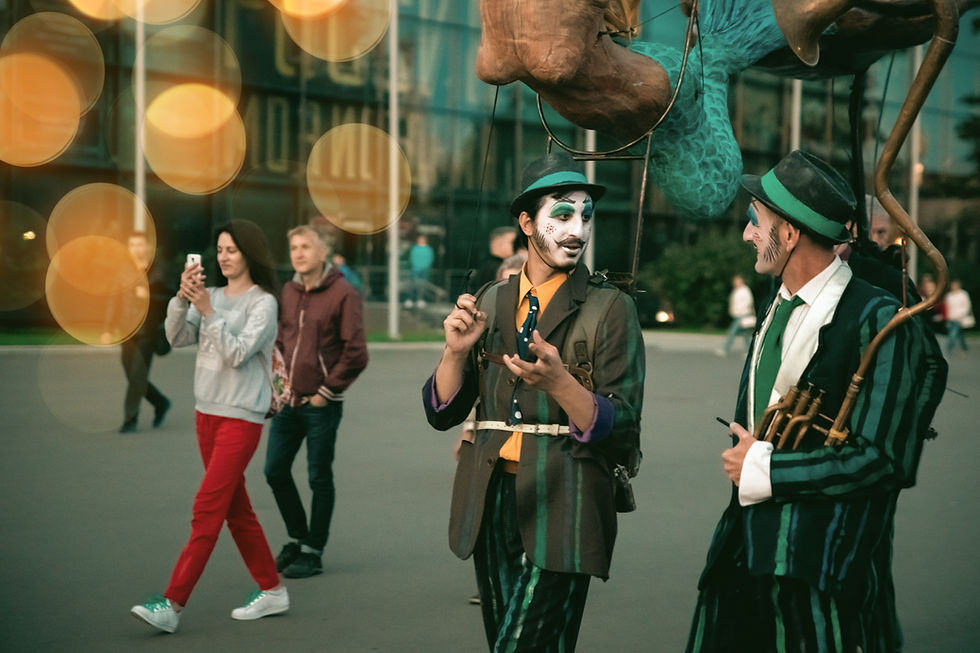 um grupo de pessoas caminhando pela rua