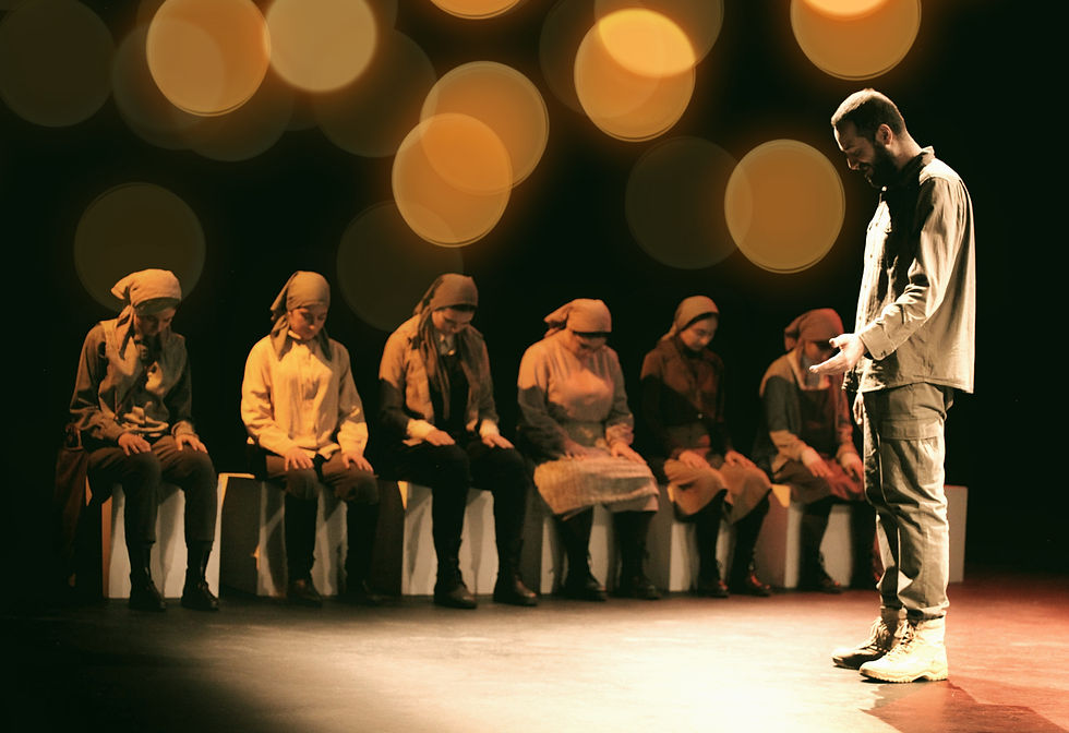 grupo de atores encena no palco vistos da platéia