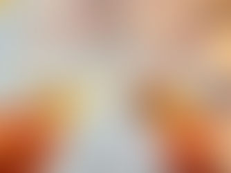 duas mãos brindando com duas taças e confetes dourados caindo ao fundo