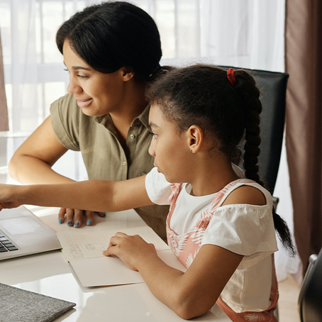 Como ajudar as famílias de alunos com problemas nas aulas on-line