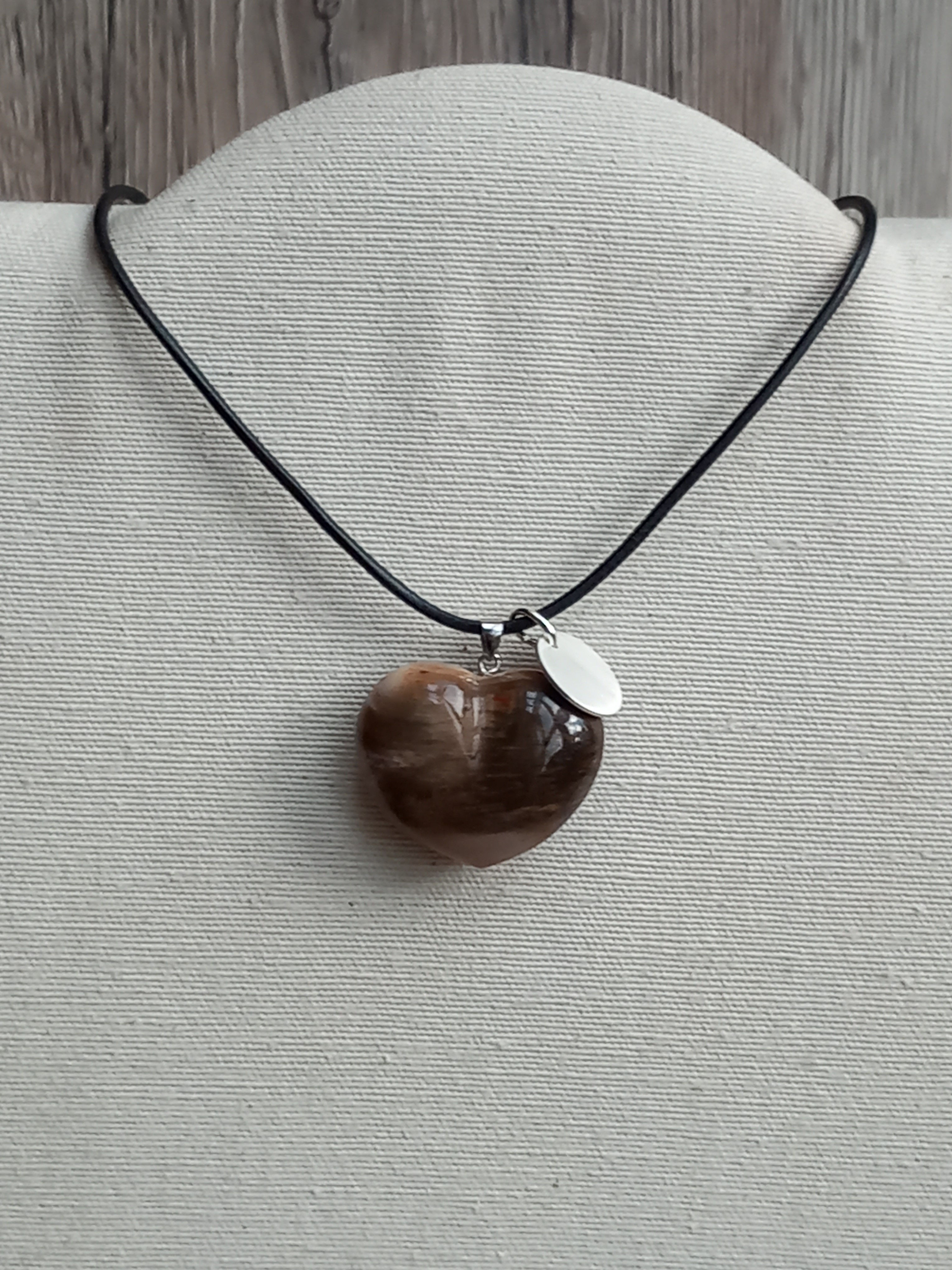 Herz aus versteinertem Holz