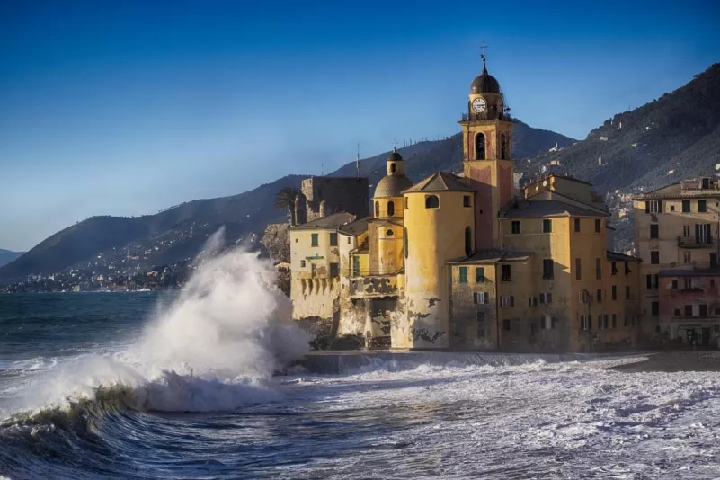 panorama-mareggiata-camogli-liguria-__801x0__.webp