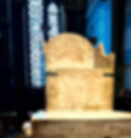 Im Obergeschoss des Oktogons, also auf der Empore der Pfalzkapelle, befindet sich Karls Thron. Seine heutige Form und Anordnung entsprechen weitgehend dem karolingischen Originalzustand. Lediglich einige kleine Reparaturen und Sicherungen wurden im Laufe der Jahrhunderte vorgenommen, um den Thron zu erhalten. Von der Empore aus konnte Karl der Große während der Messe auf den Altar blicken – ein bewusst gewähltes Symbol seiner von Gott verliehenen Herrschaft.