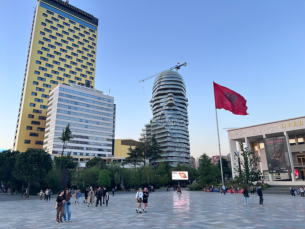 Wir sind gerade in Tirana angekommen. Unser Hotel liegt am Skenderbeu-Platz.