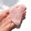 Miniature : Gua Sha en Quartz rose, outil de massage visage, vue de face