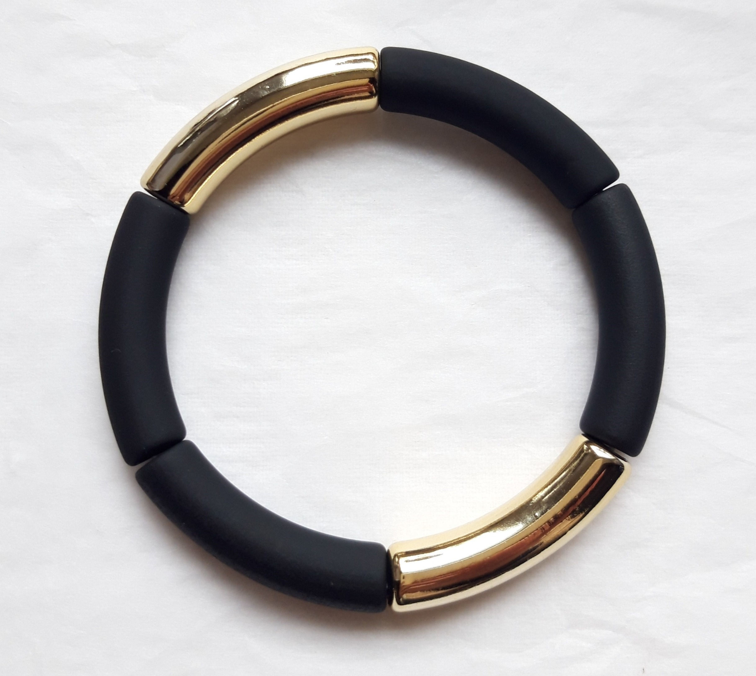 Bracelet jonc en perles tubes incurvés en acrylique Noir mat/ Doré