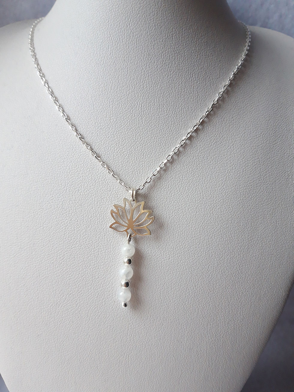 Miniature : Collier avec fleur de lotus en argent et perles en pierre de lune