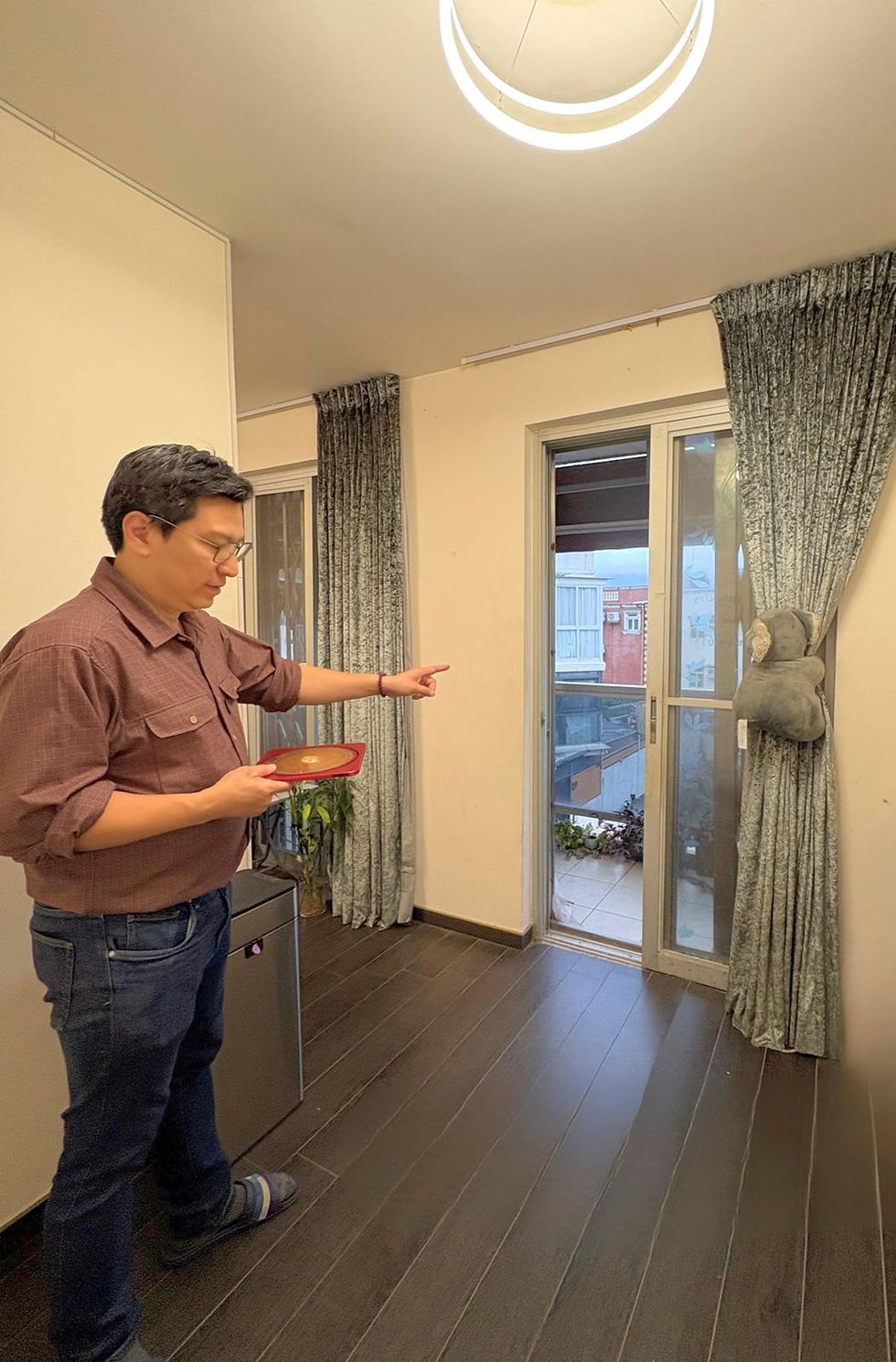 大埔林村村屋風水案例中，昇Sir現場檢視室內動線、方位及家居風水佈局