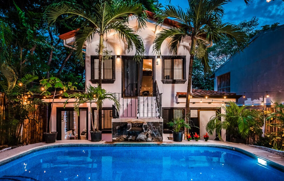 Villa with big pool infront of it
