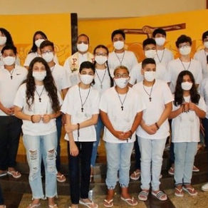 Crianças da catequese infanto-juvenil recebem o sacramento da Eucaristia