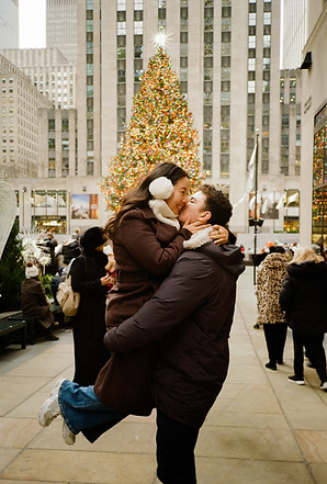 new york couples shoot at rockerfeller christmas tree