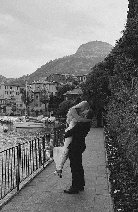 varenna wedding. best locations in varenna for an elopement. lake como wedding photographer. bride and groom in nostalgic and romantic black and white wedding photo