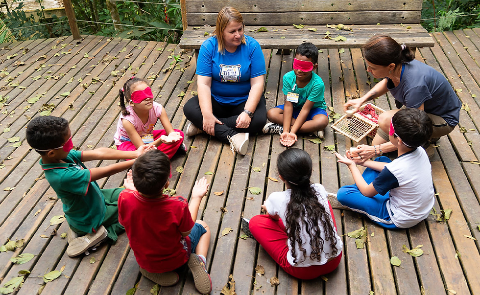 Crianças participando de brincadeira educativa em roda