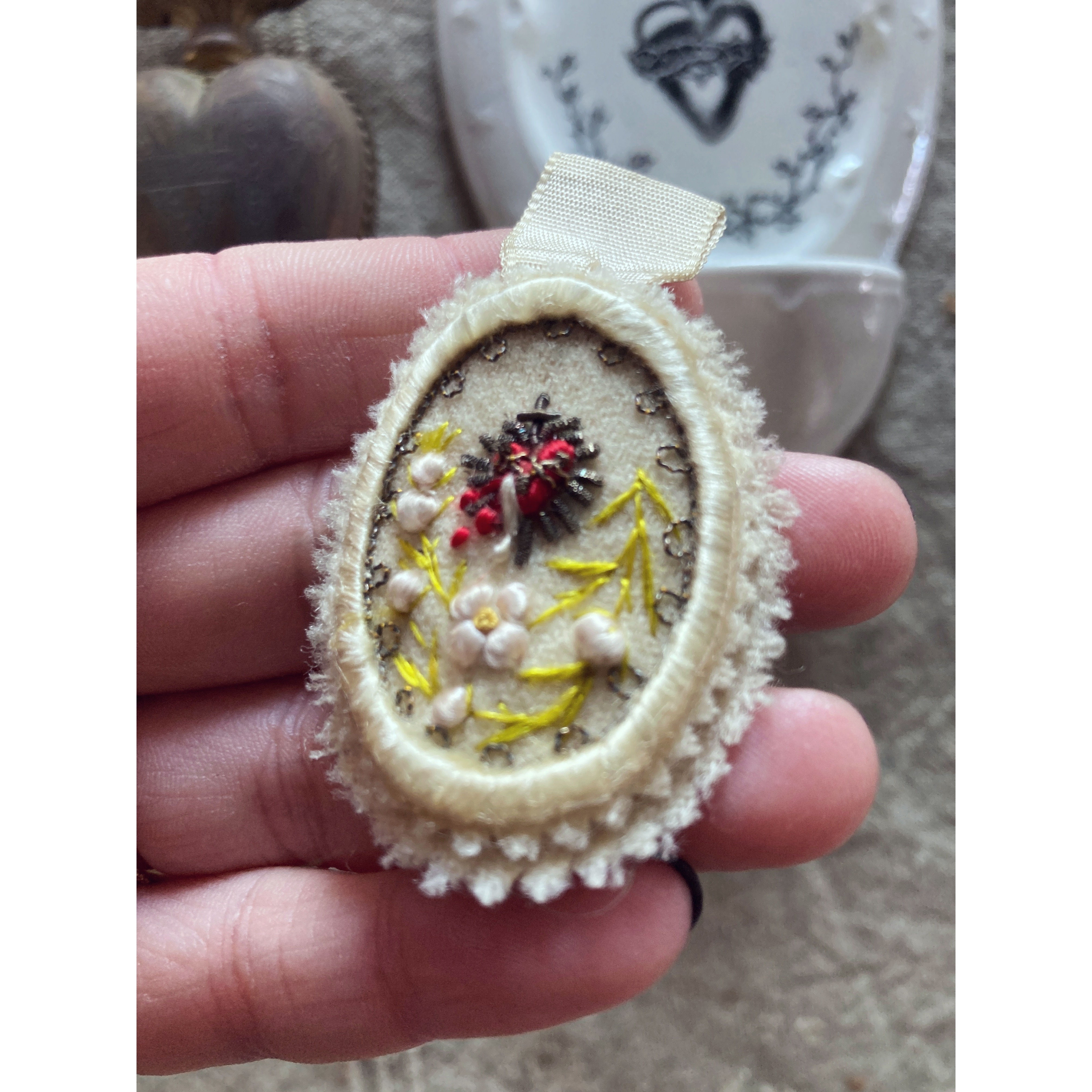 "Agnus Dei" brodé coeur sacré