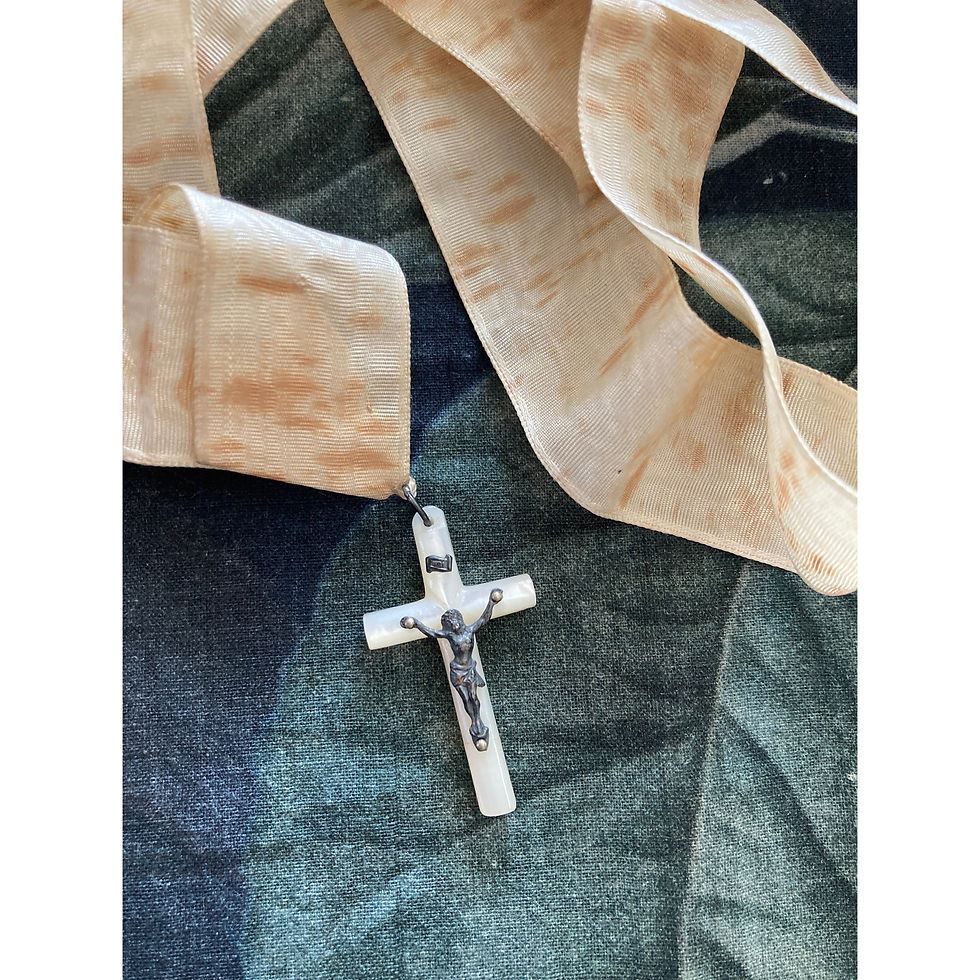Pendentif croix en nacre du XIX e avec son ruban(S)
