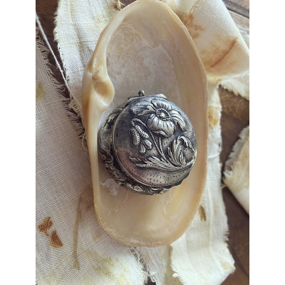 Pendentif de chatelaine «poudrier miroir fleuri » XIX e