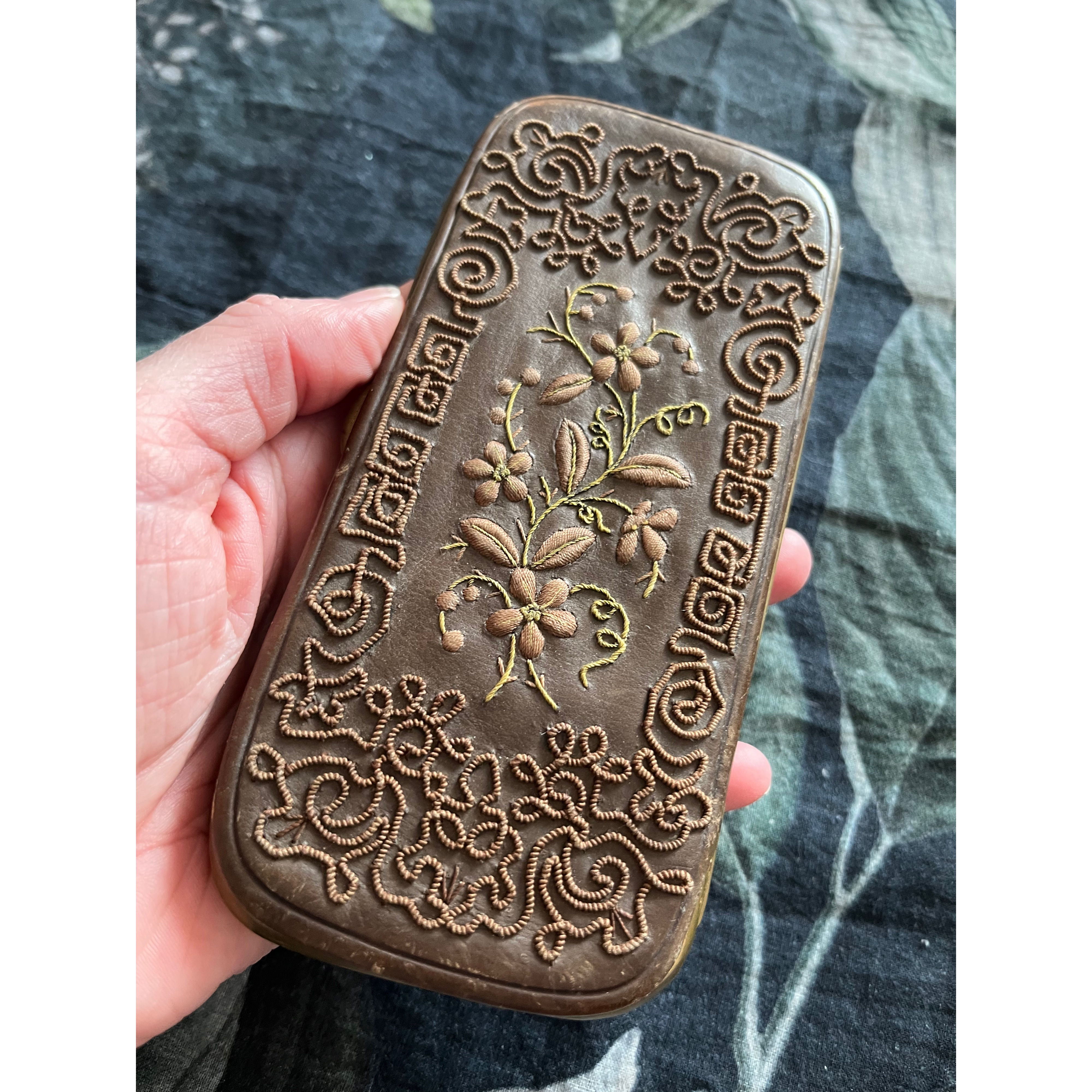 Étui cuir « fleurs et monogrammes » brodés XIX e 