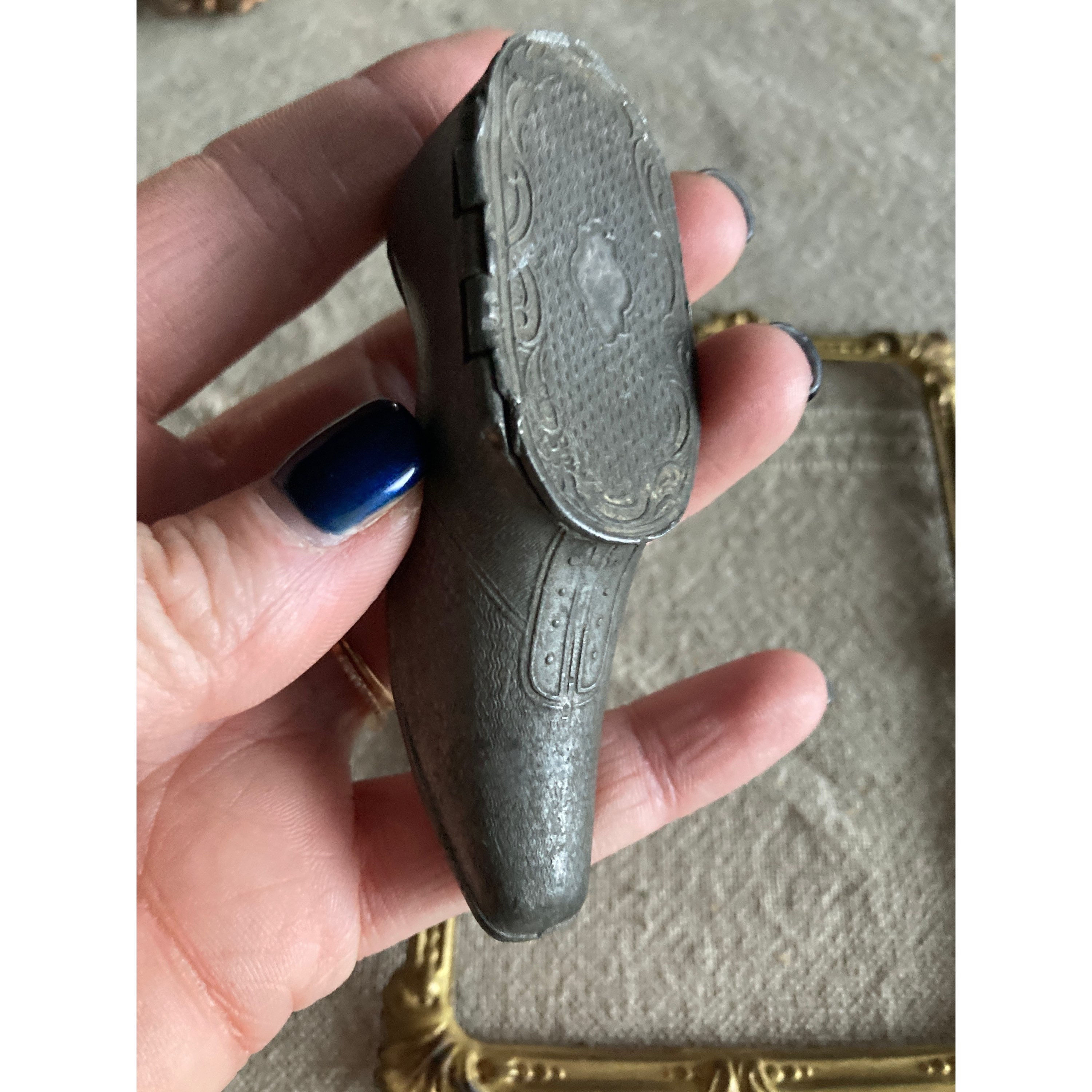 Petite boîte chaussures en étain XIX (M) 