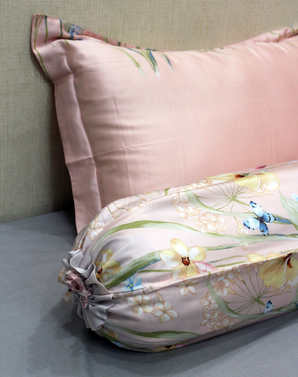 Thumbnail: Sarung guling abu keong / Bolster Case abu keong