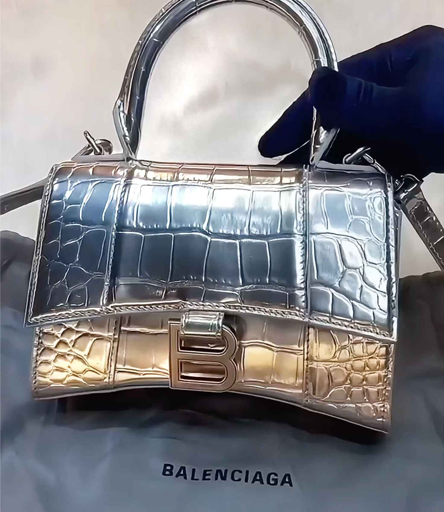 BALENCIAGA-  小牛皮鱷魚紋沙漏包 金屬銀色