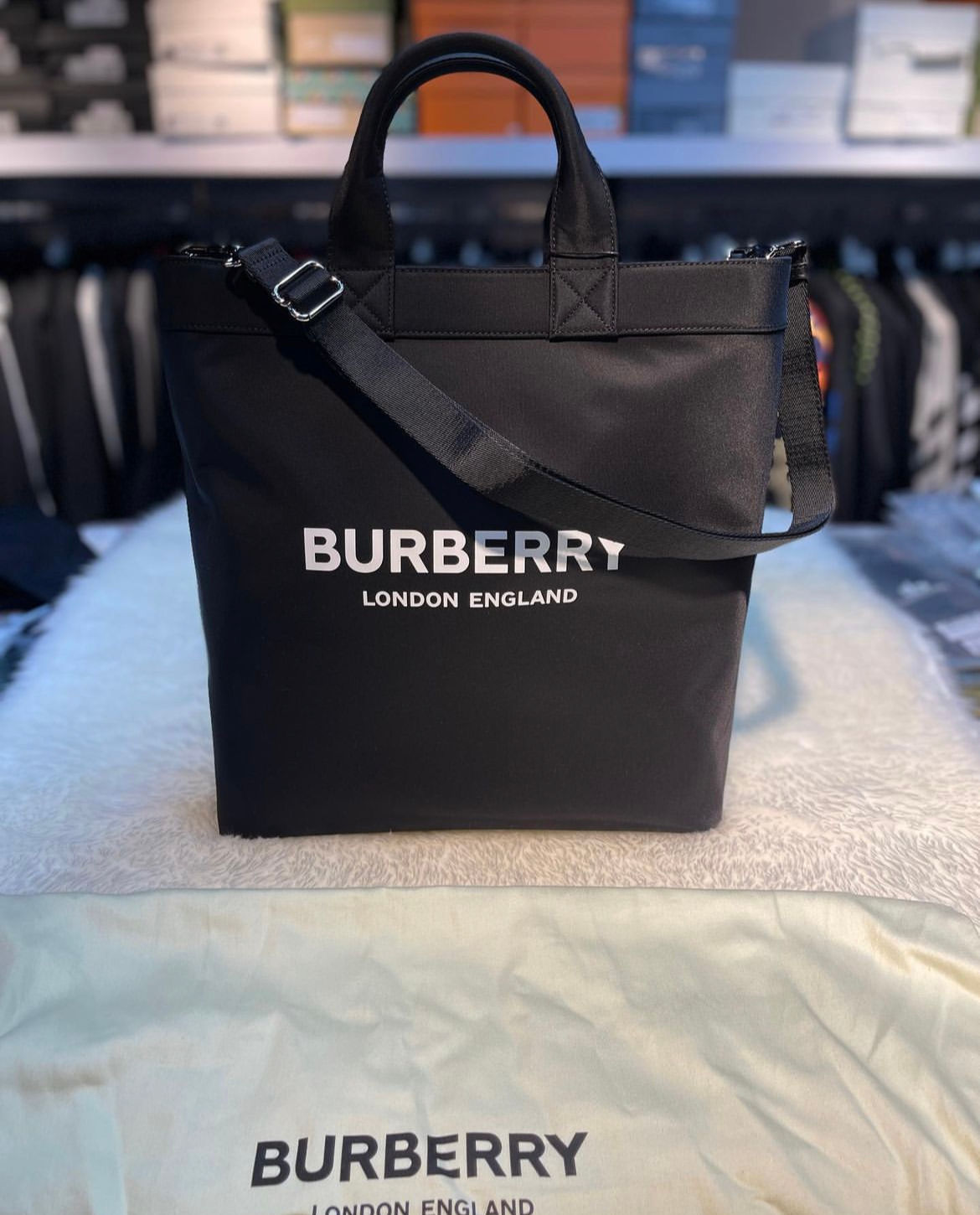 BURBERRY- 經典字母logo設計 手提 托特包