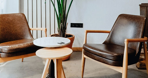 Besprechungszimmer mit zwei Stühlen und einem Tisch