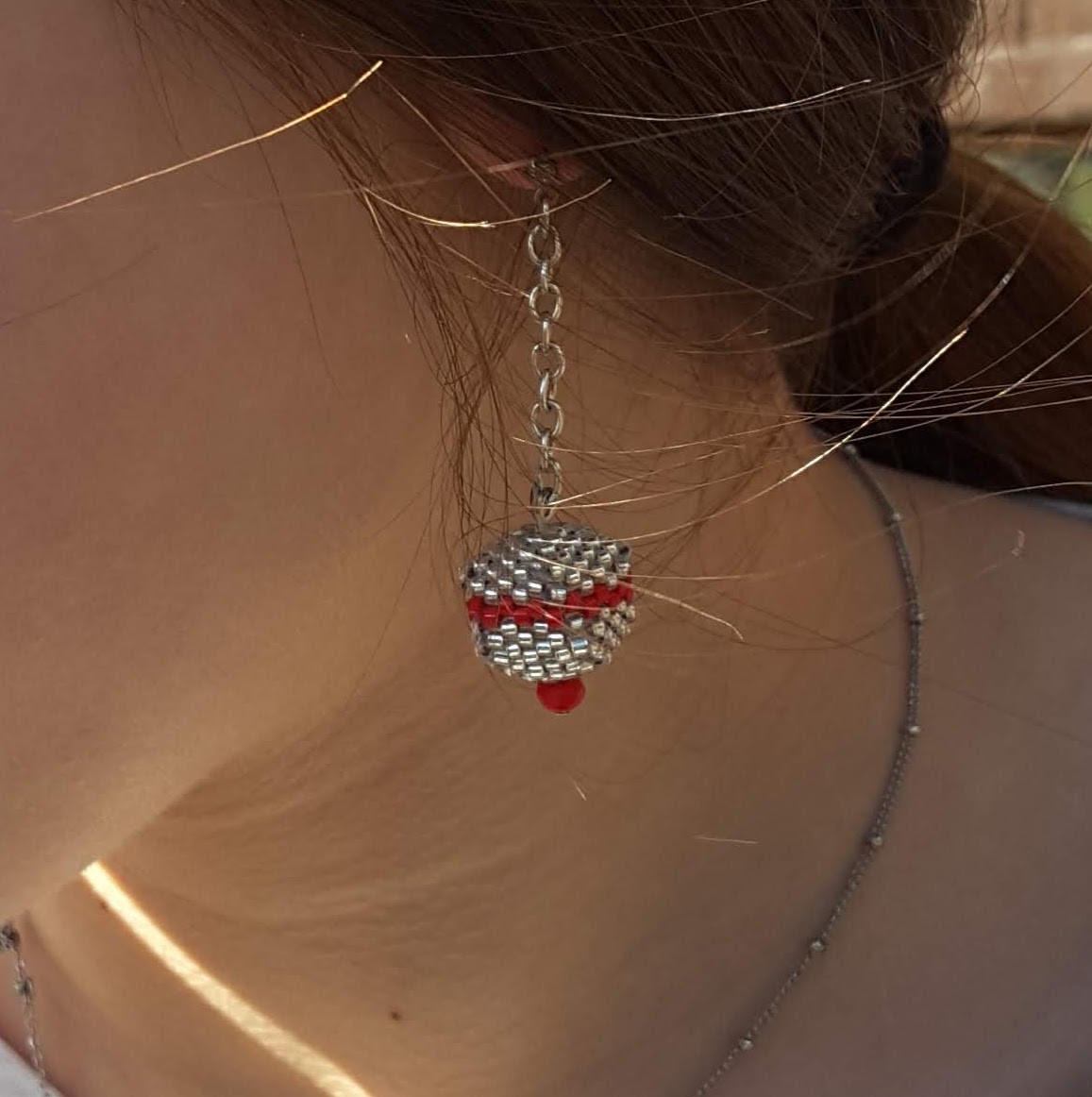 boucle d'oreilles grises et rouge