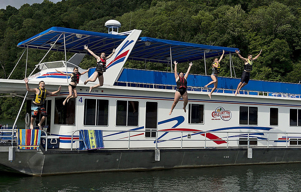 Houseboat vs Cruiser/Yacht: Which Is Best for Lake Cumberland?