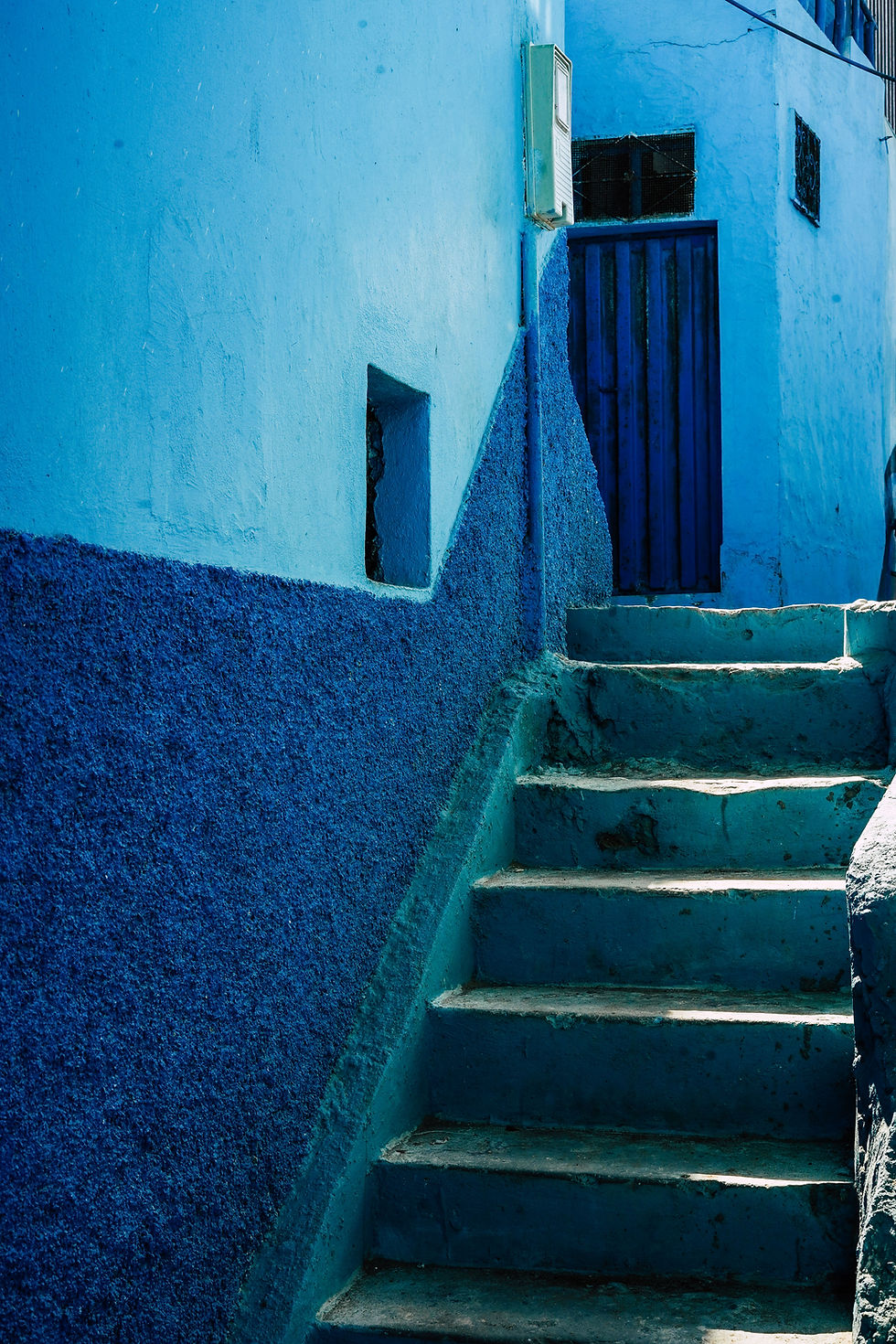 Photo eines blauen Hauses mit blauen Stufen