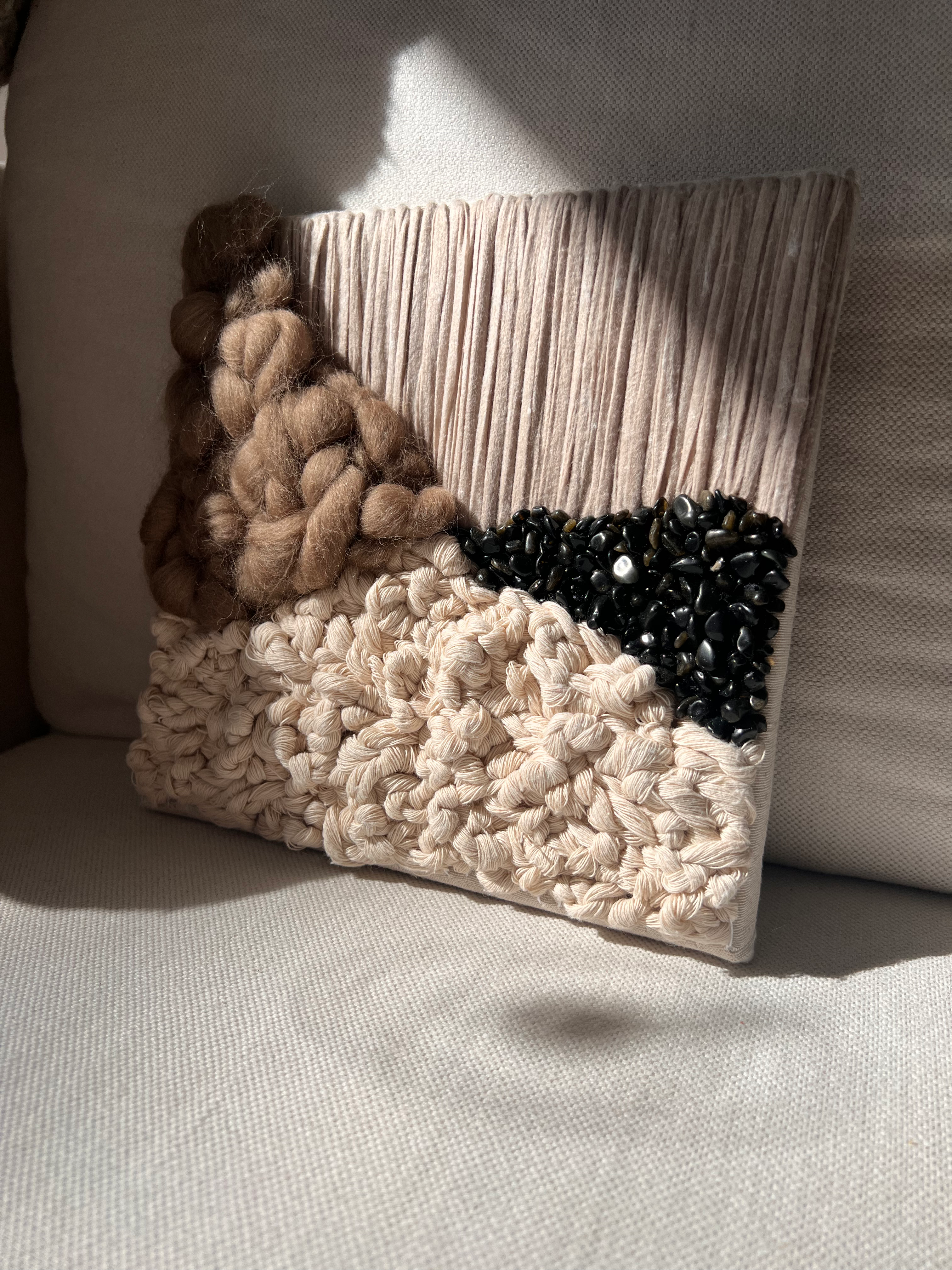 toile art texturé avec pierres naturelles obsidiennes