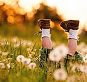 Enfant en tenue d'extérieur, prêt pour des activités en plein air avec l'association partenaire de la micro-crèche