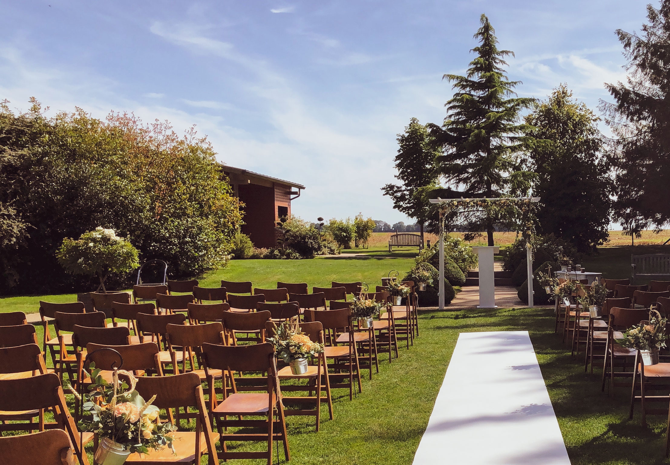 Cérémonie laique dans les jardins des granges de Bosc Grimont