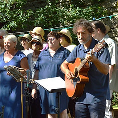 le-groupe-vocal-des-schnocks-lors-de-la-fete-du-petit-chene-theatre-de-cluny-le-24-juin-de