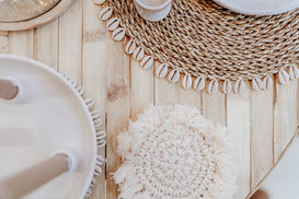 Tischdecke mit ausgewählten Marken und Labels