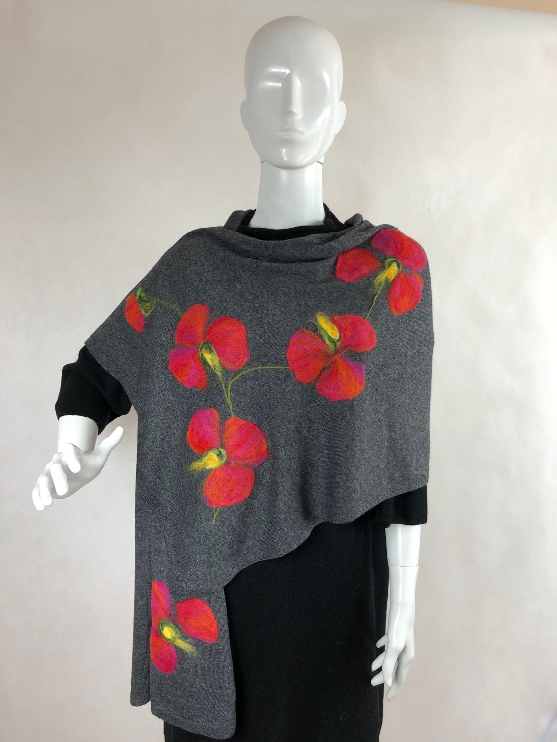 Cashmere shawl - anthracite with red/orange flower